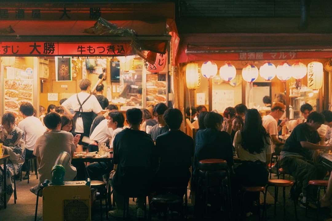 网友偶遇刘强东：在夜市用塑料碗和乡亲们喝酒，现身苏超为球队加油 京东助力家园足球